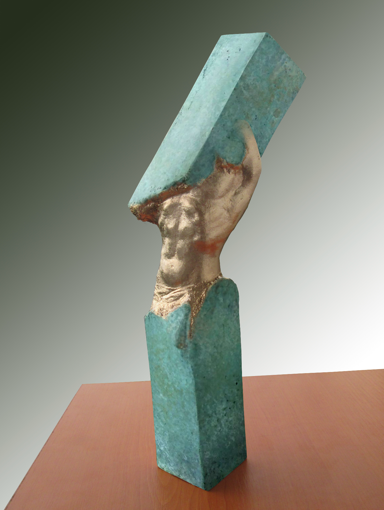 Abstrakte Metallskulptur von Agnessa Petrova auf schwarzem Sockel: organisch geknickte, silbrig glänzende Form mit Wellen, Einschnitten und Öffnungen vor dunklem Hintergrund.