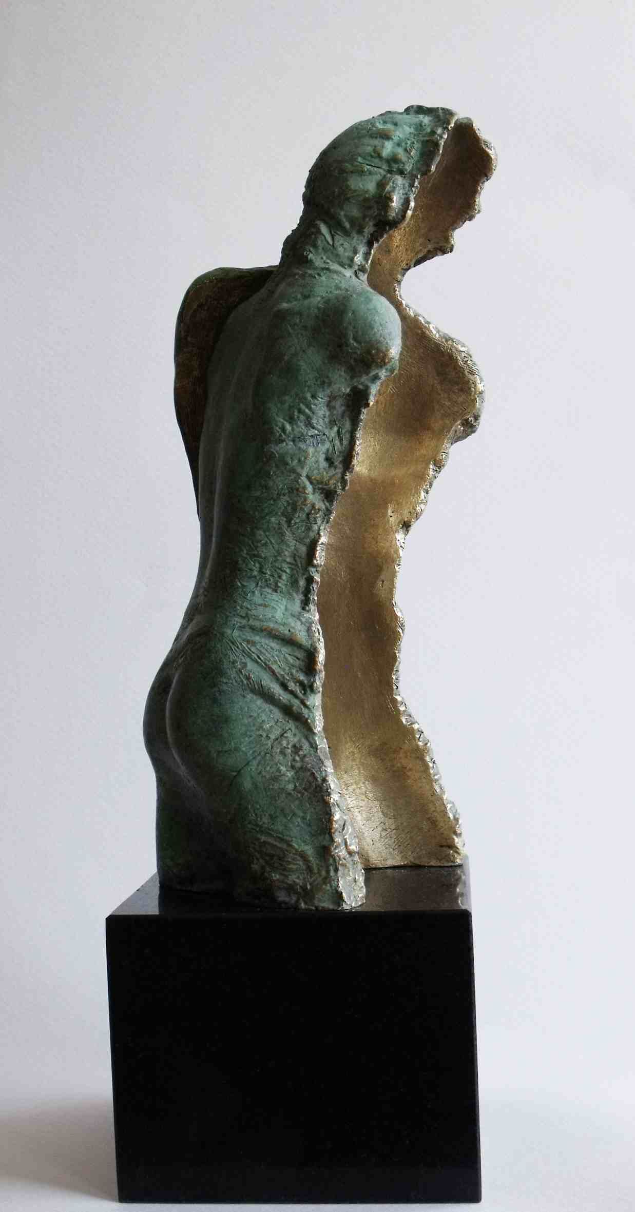 Aufgerichtete Metallskulptur von Agnessa Petrova: grün patinierte Figur mit aufgebrochener Form und goldener Innenfläche, auf schwarzem Sockel.
