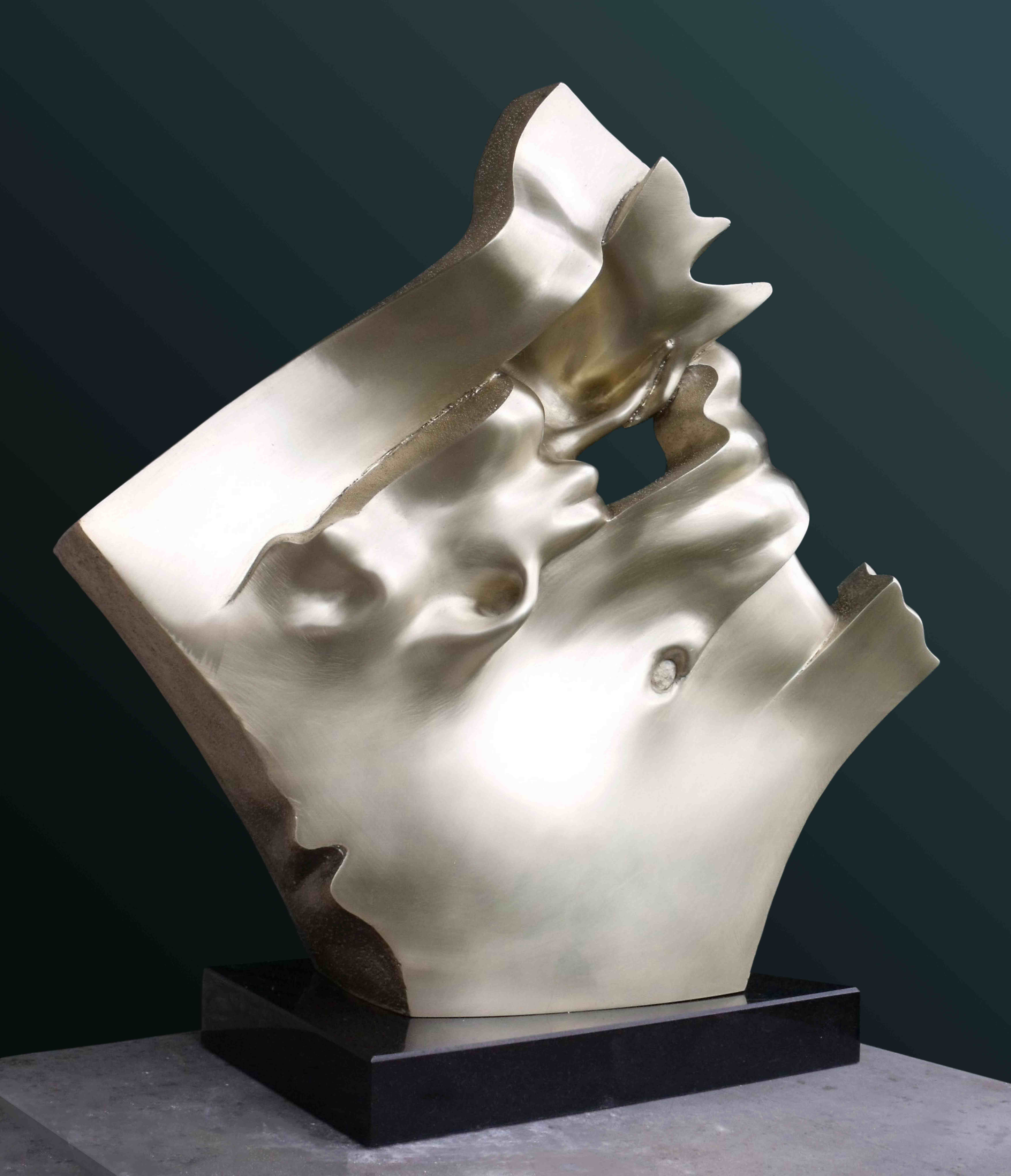 Abstrakte Metallskulptur von Agnessa Petrova auf schwarzem Sockel: organisch geknickte, silbrig glänzende Form mit Wellen, Einschnitten und Öffnungen vor dunklem Hintergrund.