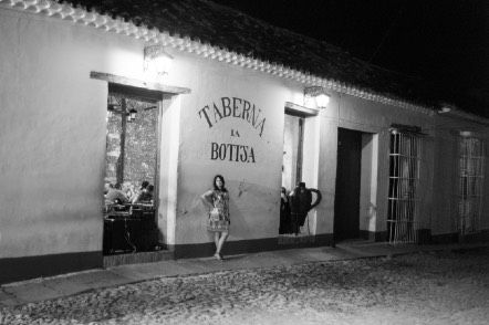 Femme devant la Botija von Alain Le Chapelier aus der Ausstellung Lumen Velum