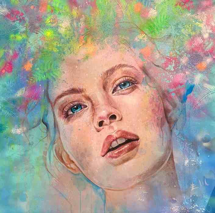 Peace" (Esther Martínez, 2024): Nahporträt eines jungen Gesichts mit blaugrünen Augen und leicht geöffneten Lippen; über dem Kopf schwebt ein farbintensiver, abstrakter Floralschleier in Grün, Pink und Türkis vor weichem Pastellhintergrund.