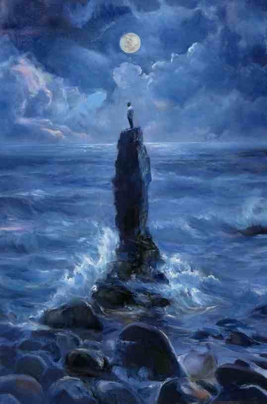 Nachtszene am Meer: eine einzelne Person steht auf einem hohen, schmalen Felsen im aufgewühlten Wasser; Wellen schlagen gegen Steine, darüber ein voller Mond in dramatischen Wolken (Esther Martínez, 2024).