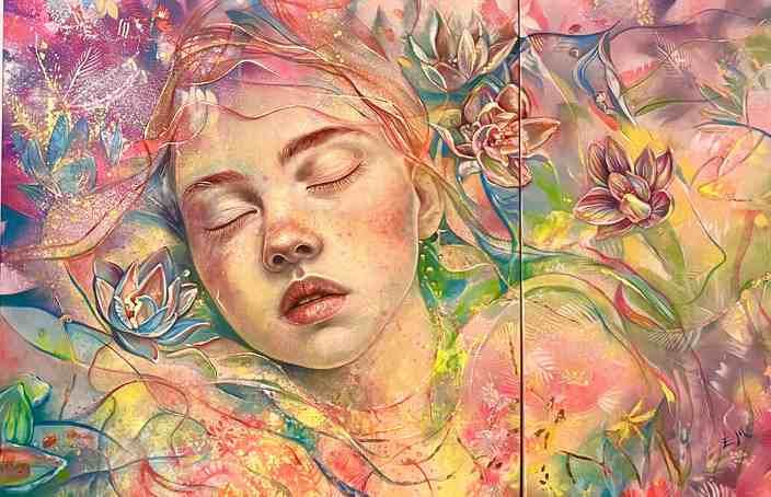 Diptychon „Sweet Dreams": Porträt eines schlafenden Gesichts mit geschlossenen Augen, umgeben von pastellfarbenen Blüten, Blättern und leuchtenden Farbschichten in Rosa, Türkis und Gelb (Esther Martínez, 2024).