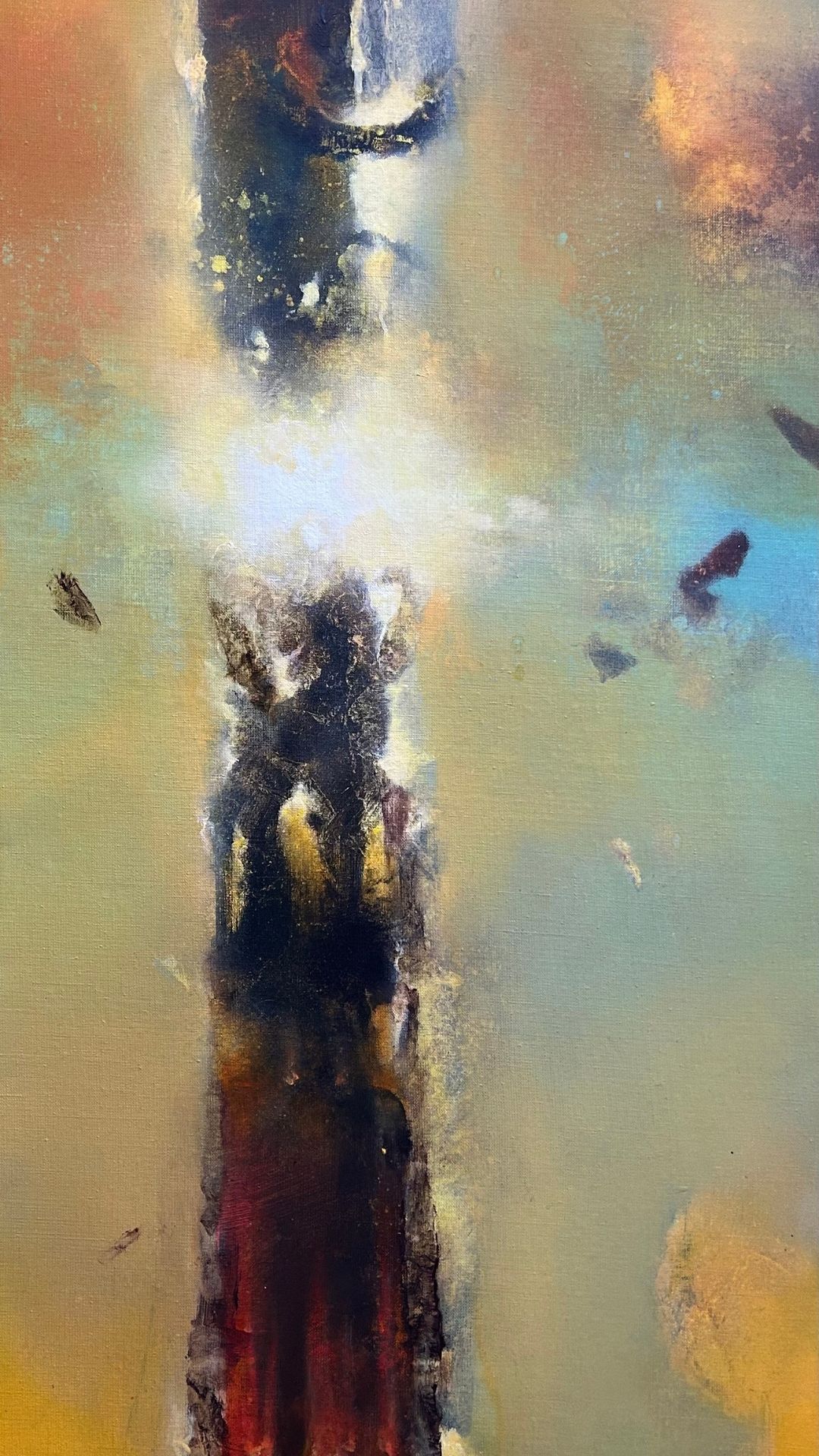 Abstraktes Gemälde „Signa Temporum IV" von Jean-Paul Privet mit vertikaler, figurenhafter Form, erdigen Braun- und Rottönen, durchzogen von hellem Licht vor einem ruhigen, pastelligen Hintergrund.