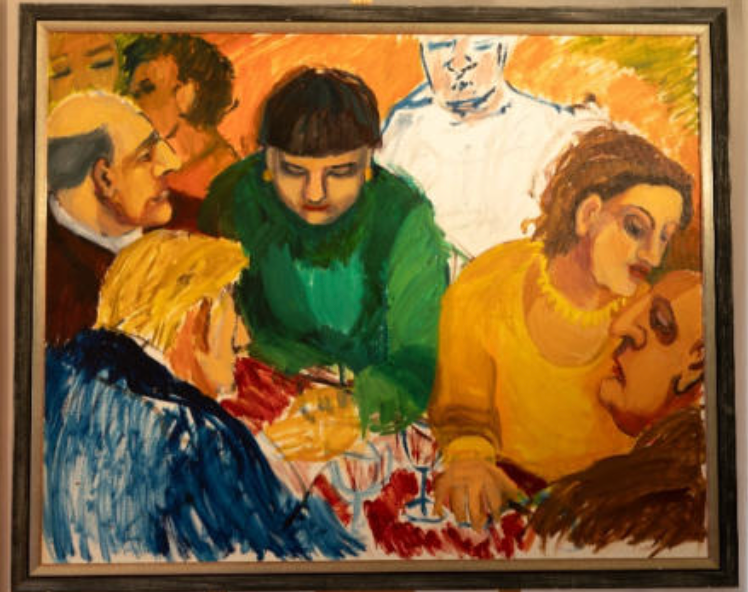 Auf diesem Bild sind 8 Personen zu sehen. 5 von ihnen sitzen an einem roten Tisch, auf dem 2 Gläser in hell und dunkelblauer Farbe, gefüllt mit roter Flüssigkeit stehen. Sie tragen gelbe, grüne, blaue, braune und rote Oberteile. Ihre Frisuren sind alle unterschiedlich. Der Mann in rot trägt eine Halbglatze, neben ihm der Mann in Grün einen braunen Topfschnitt und die Frau in Gelb schulterlanges braunes Haar, welches leicht lockig wirkt. Neben der Frau sitzen der Mann in Braun und Blau der in Braun hat eine Glatze und der in Blau trägt mittellanges blondes Haar. Die anderen 3 Personen befinden sich im Hintergrund. Einer von Ihnen ganz in weiß mit blauen Akzenten steht unmittelbar hinter dem Tisch und scheint das Geschehen zu beobachten. Die anderen beiden sind eher spärlich zu sehen und wirken als würden sie am Tisch vorbeigehen. Eine dieser Personen trägt ein orangenes Oberteil und hat braune Haare, von der anderen ist nur das Gesicht zu sehen, welches wirkt als wären die Augen geschlossen.
