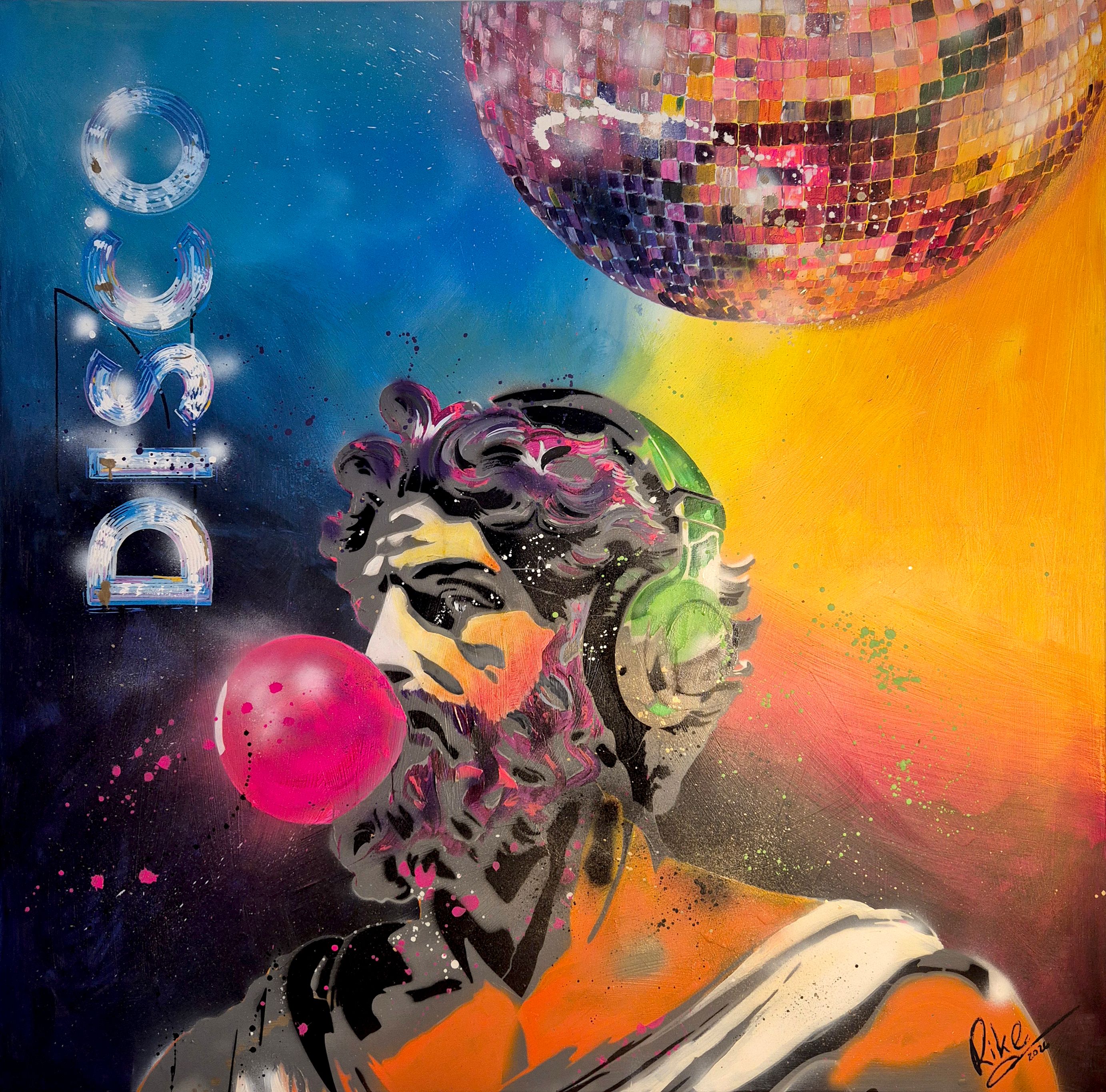 Stencil-Porträt einer Person mit lockigem Haar und grünen Kopfhörern, die eine pinke Kaugummiblase macht; oben rechts eine Disco-Kugel, links „DISCO", Hintergrund in Blau-Orange mit Farbspritzern (Rike Wölke).