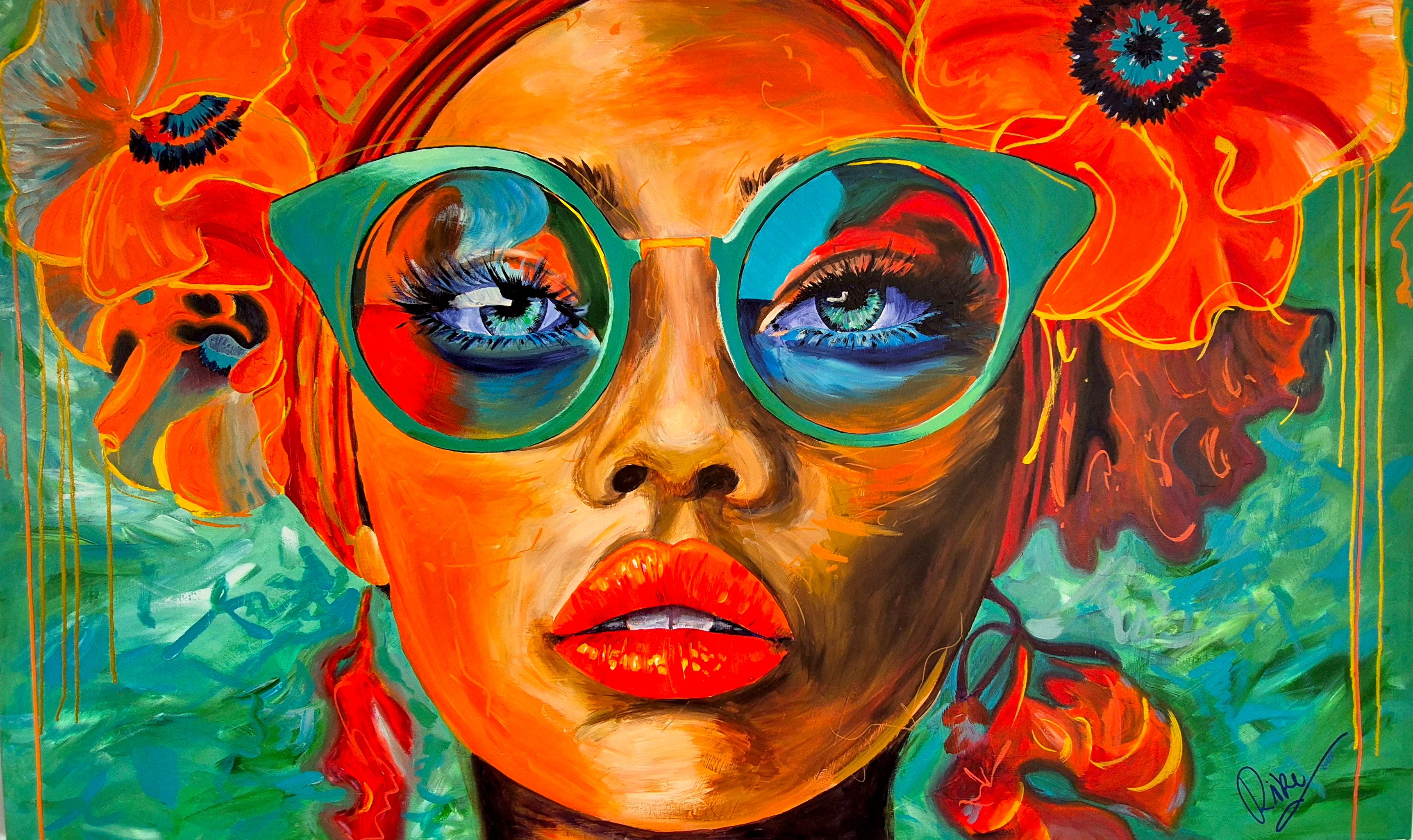 Intensives Pop-Art-Porträt einer Frau mit türkisgrüner Cat-Eye-Brille und leuchtend roten Lippen; um das Gesicht orangefarbene Mohnblüten vor türkis-grünem Hintergrund, mit tropfenden Farblinien (Rike Wölke).