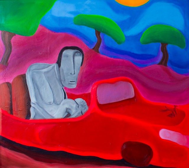 Eine grauweiße menschliche Figur sitzt nach vorne gebeugt in einem leuchtend roten Cabrio. Das Gesicht ist stark vereinfacht und wirkt ruhig und nachdenklich. Im Hintergrund ziehen sich sanfte, pinkfarbene Hügel durch die Landschaft. Darüber spannt sich ein intensiv blauer Himmel mit einer gelb-orangefarbenen Sonne. Mehrere stilisierte Bäume mit runden, grünen Baumkronen stehen entlang der Hügel. Die kräftigen Farben und die reduzierte Formensprache erzeugen eine traumhafte, fast märchenhafte Stimmung, während die einsame Figur im Auto den Eindruck von Nachdenklichkeit und innerer Reise vermittelt.