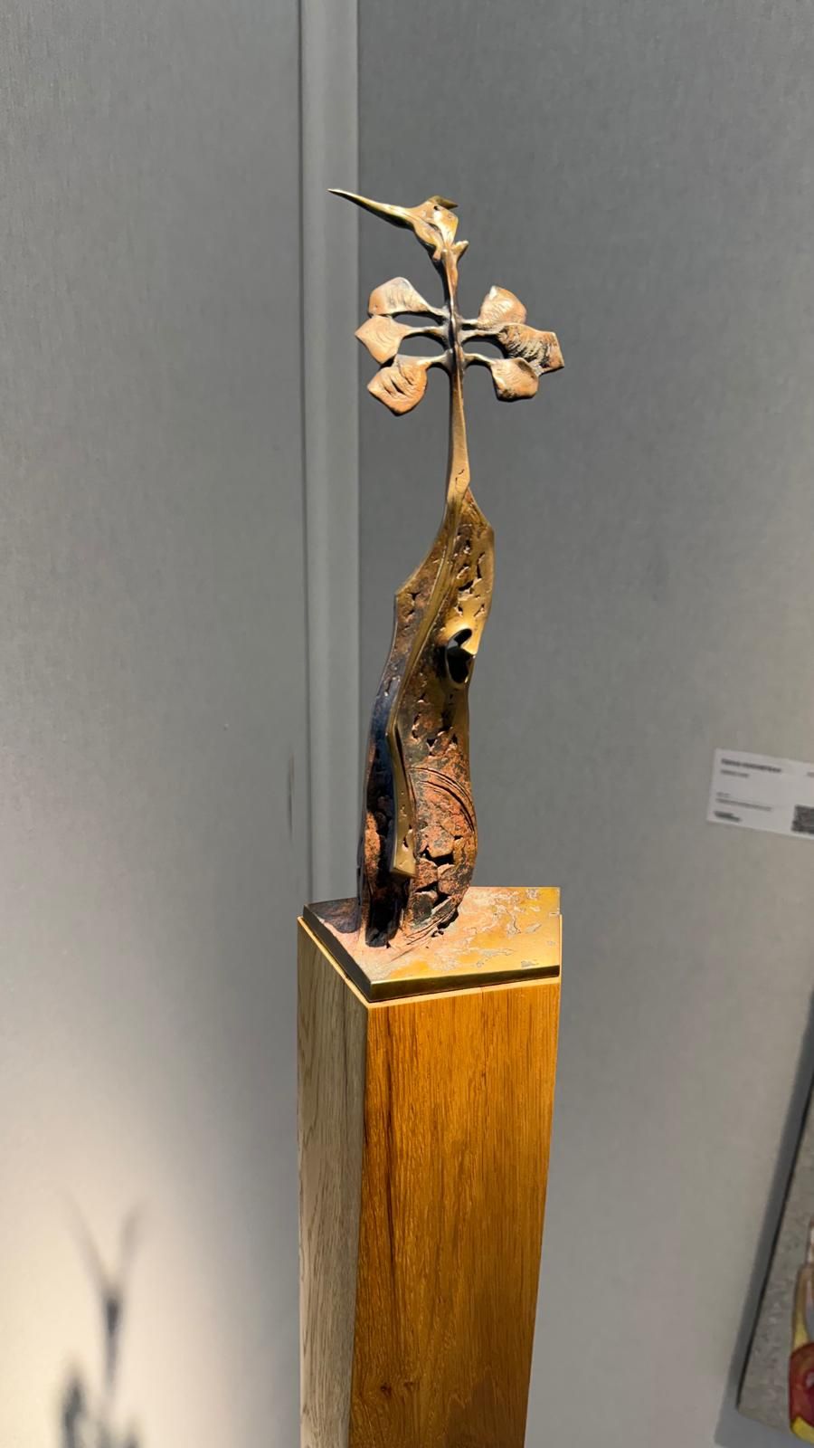 Monumentale Bronzeskulptur einer langgestreckten, aufgerichteten Figur mit erhobenem Arm und geöffnetem Gestus auf schwarzem Sockel. Die Oberfläche aus CuSi3 Siliziumbronze wirkt lebendig und betont Bewegung, Würde und spirituelle Präsenz.
